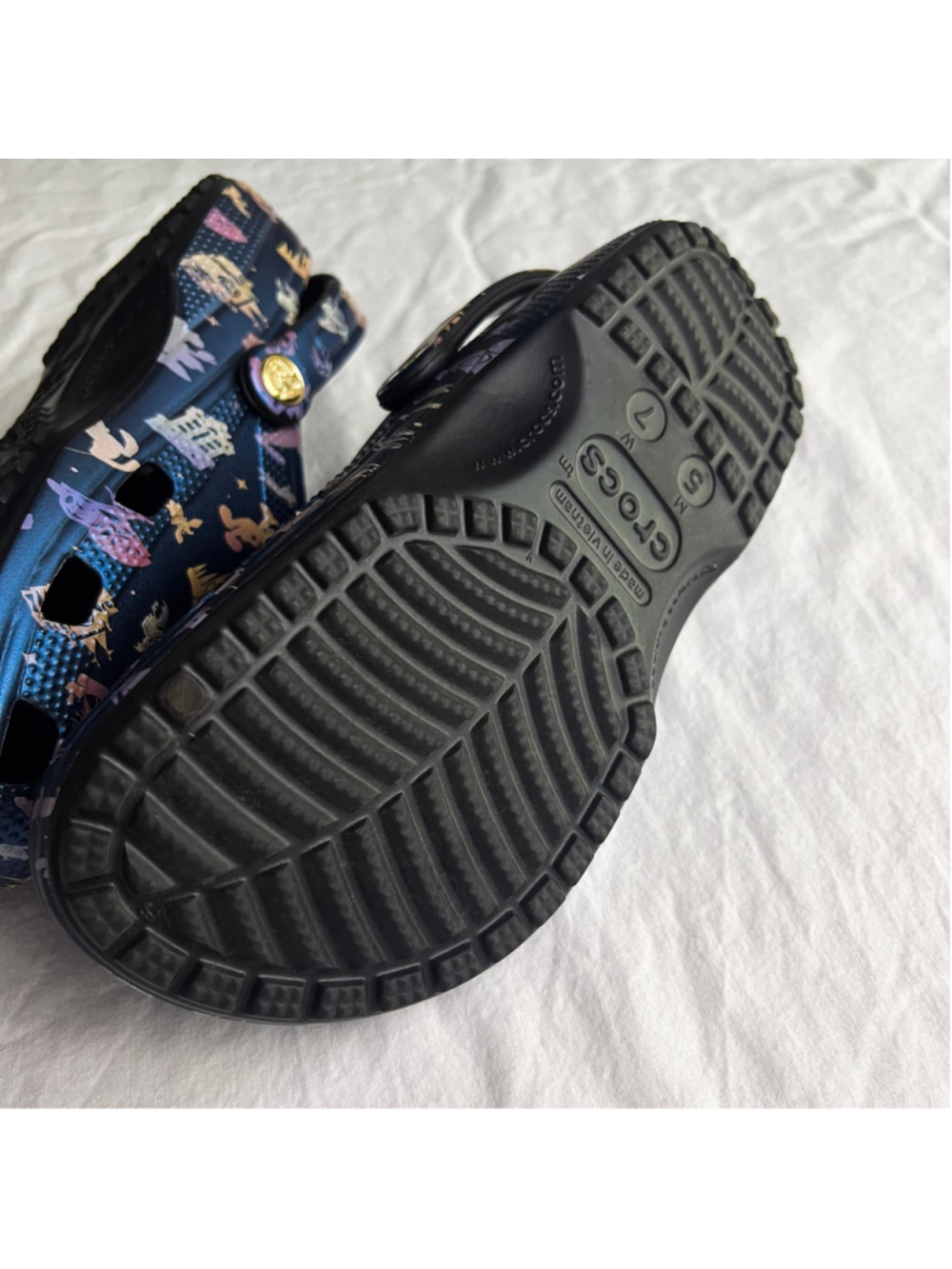 Crocs Walt Disney World 50th Anniversary Grand Finale Castle Clogs M 5 W 7 NWOB - Picture 5 of 10